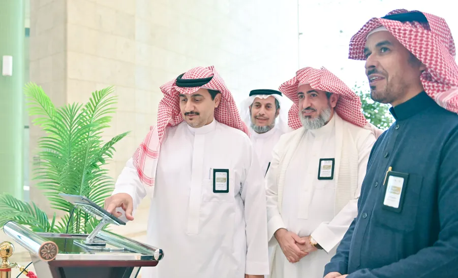 رئيس الجامعة يدشن مشروع القياس الدوري للارتباط الوظيفي لموظفي الخدمة المدنية 2023م - جامعة المجمعة 