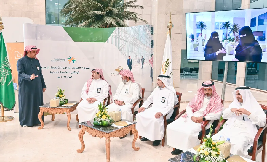 رئيس الجامعة يدشن مشروع القياس الدوري للارتباط الوظيفي لموظفي الخدمة المدنية 2023م - جامعة المجمعة 