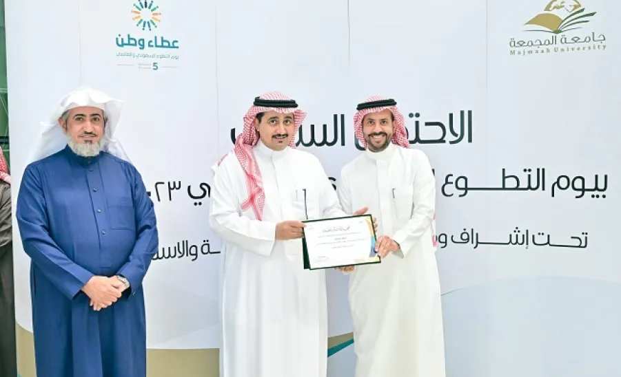 رئيس الجامعة يكرم مركز سيفال على دوره البارز في تمكين العمل التطوعي - رئيس الجامعة يكرم مركز سيفال 