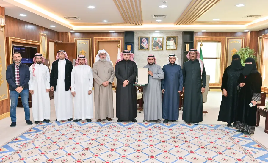 رئيس الجامعة يتسلم تقارير الإدارة العامة للإيرادات البديلة -  جامعة المجمعة