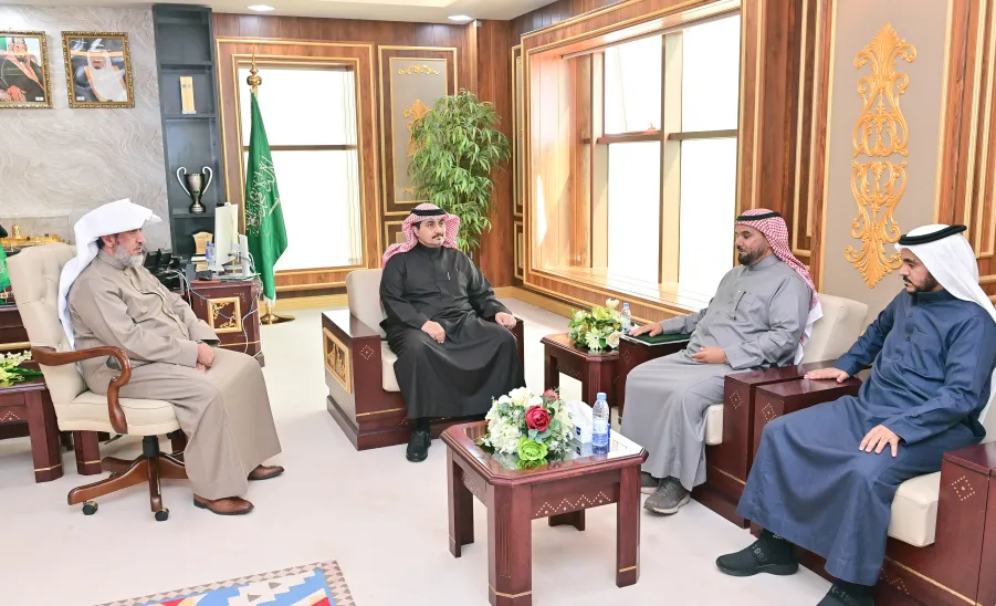 رئيس الجامعة يتسلم تقارير الإدارة العامة للإيرادات البديلة -  جامعة المجمعة