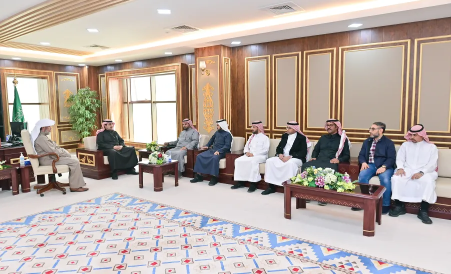 رئيس الجامعة يتسلم تقارير الإدارة العامة للإيرادات البديلة -  جامعة المجمعة