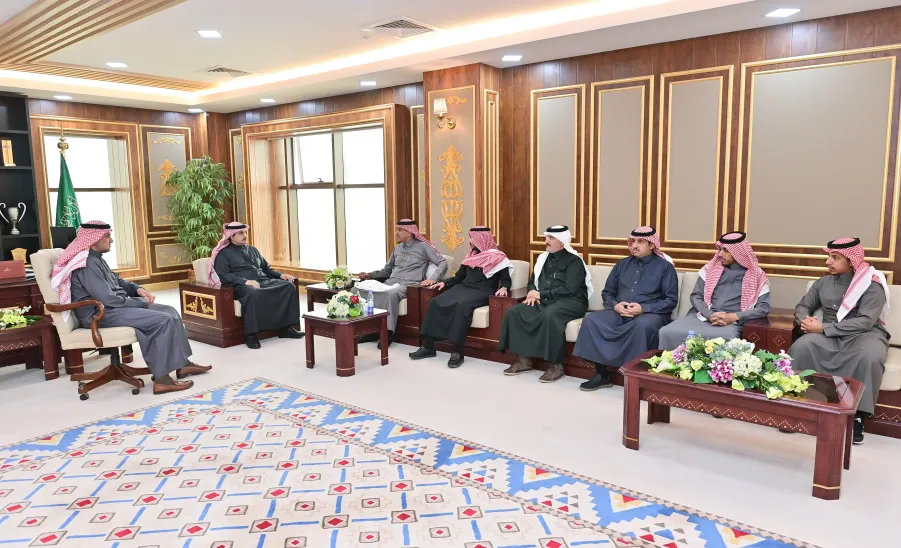 رئيس الجامعة يستقبل فريق إعداد الميزانية ويطلع على تقرير ميزانية الجامعة للعام المالي (2024م) - جامعة المجمعة