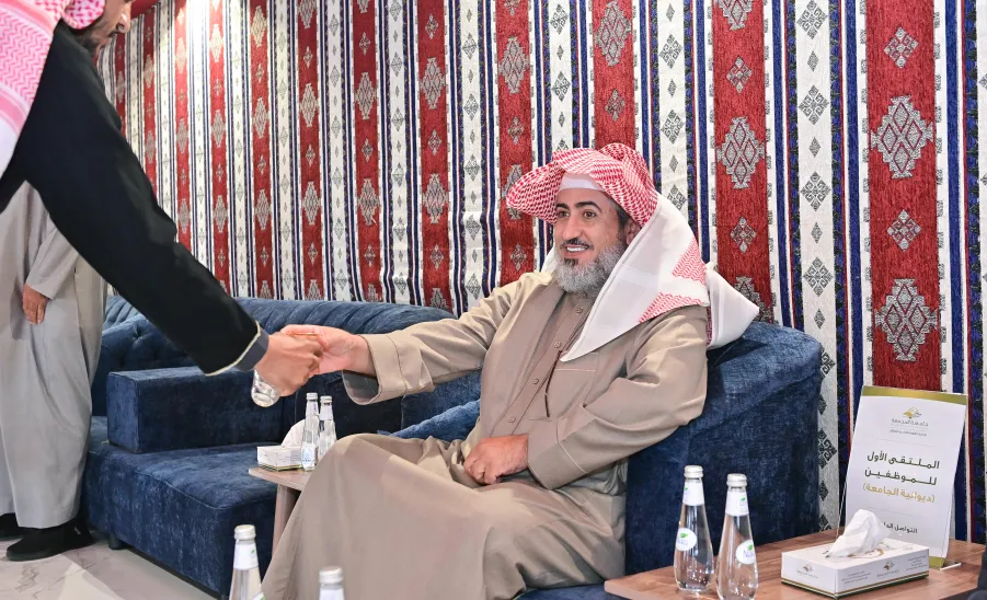 وكيل الجامعة للتنمية والاستثمار يرعى فعاليات الملتقى الأول للموظفين والذي أقامته إدارة التواصل الداخلي بالإدارة العامة للأداء والامتثال - جامعة المجمعة