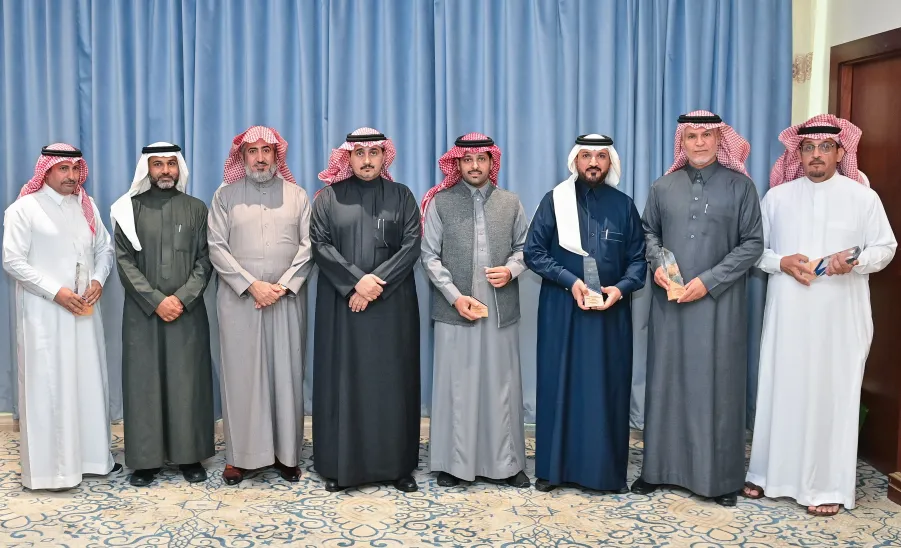 رئيس الجامعة يكرم الإدارة العامة للمشروعات والتشغيل والصيانة - تكريم