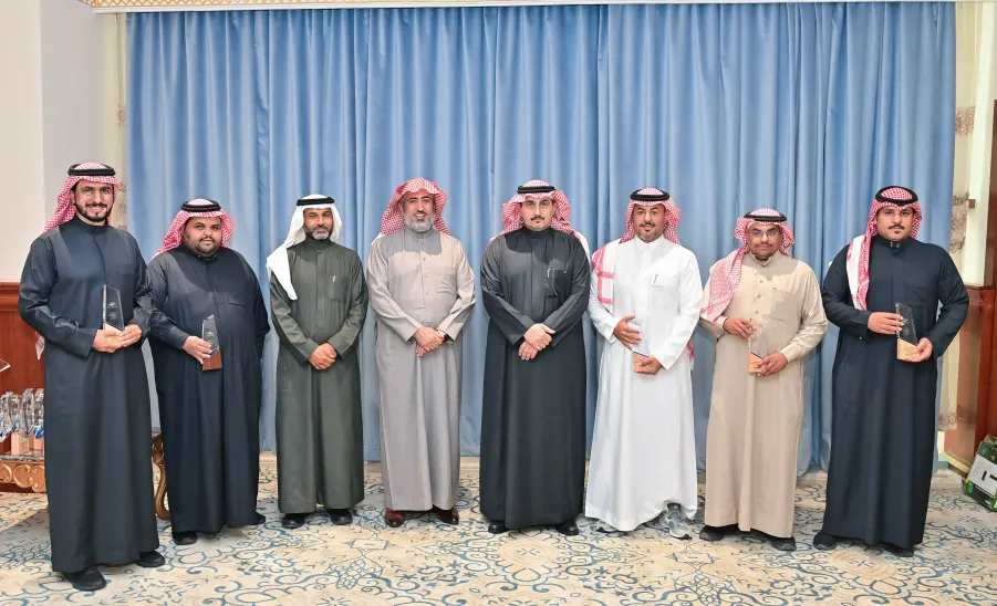 رئيس الجامعة يكرم الإدارة العامة للمشروعات والتشغيل والصيانة - تكريم