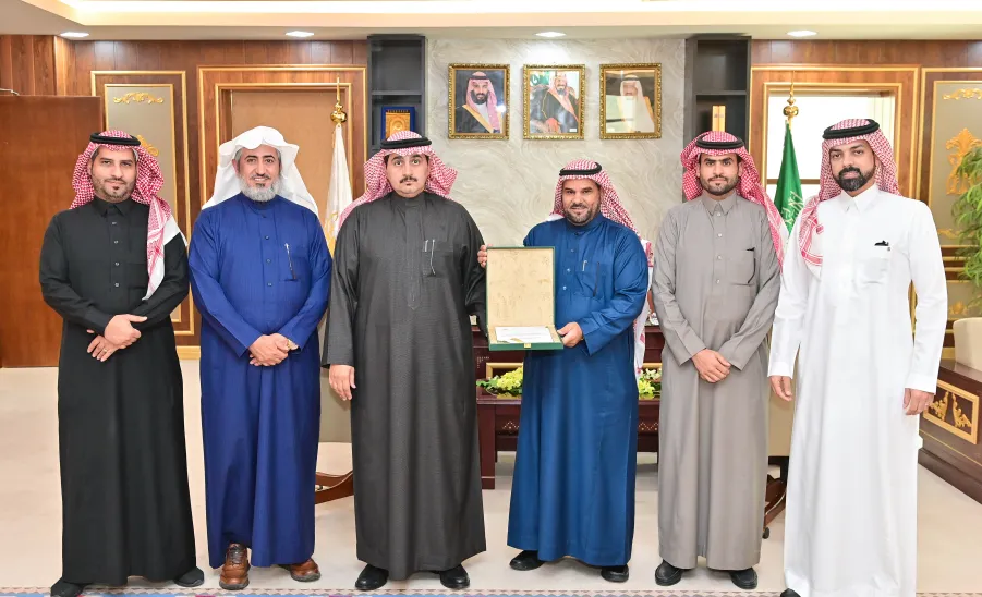 MU RECTOR REVIEWS AN ENVIRONMENTAL DESIGN PROPOSAL
 -  رئيس الجامعة يطلع على مشروع التصميم البيئي
