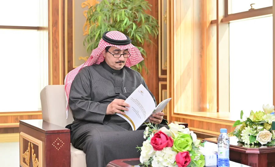 رئيس الجامعة يطلع على مشروع التصميم البيئي  - جامعة المجمعة 