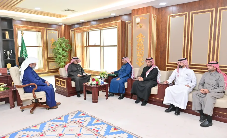 MU RECTOR REVIEWS AN ENVIRONMENTAL DESIGN PROPOSAL
 -  رئيس الجامعة يطلع على مشروع التصميم البيئي