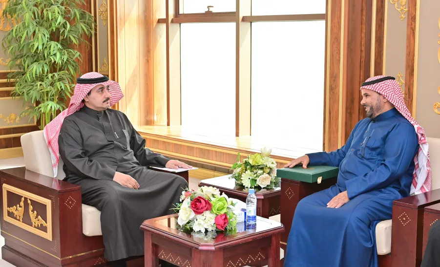 MU RECTOR REVIEWS AN ENVIRONMENTAL DESIGN PROPOSAL
 -  رئيس الجامعة يطلع على مشروع التصميم البيئي