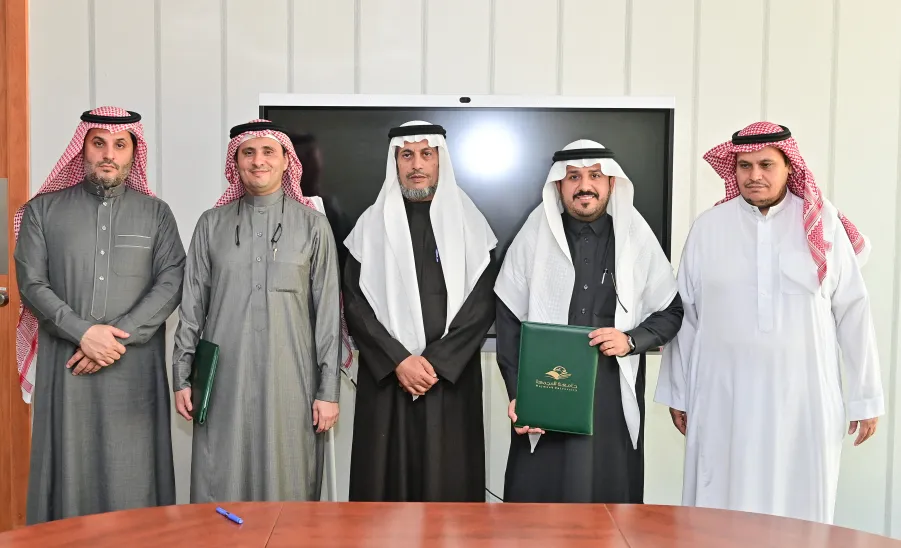 وكيل الجامعة للشؤون التعليمية يحضر مراسم توقيع مذكرة تفاهم بين الكلية التطبيقية ومجموعة الفحص الثلاثي لتقنية المعلومات - fig2