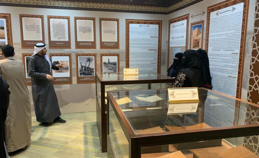 The college's students visit the central library  -  كلية إدارة الأعمال