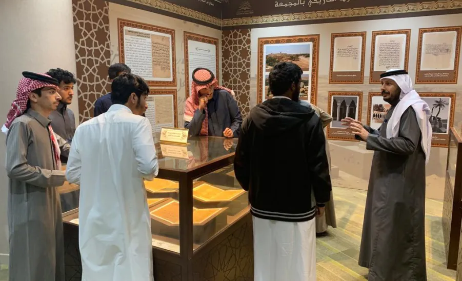The college's students visit the central library  -  كلية إدارة الأعمال