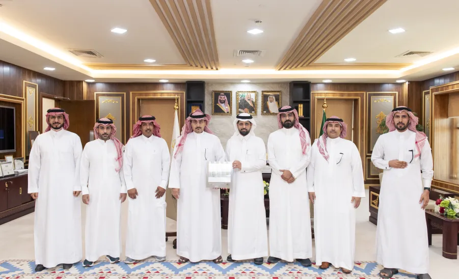رئيس الجامعة يتسلم تقريراً عن إنجازات الإدارة العامة للمشروعات والتشغيل والصيانة - جامعة المجمعة