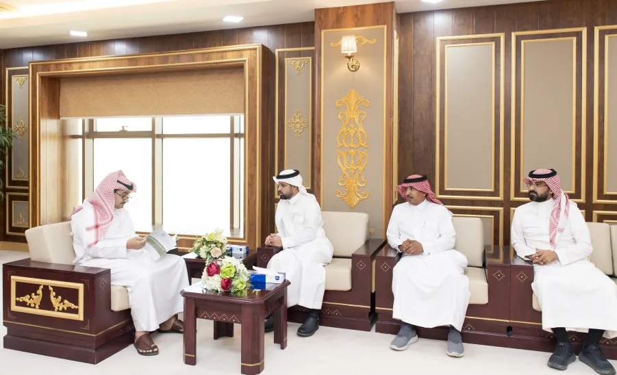 رئيس الجامعة يتسلم تقريراً عن إنجازات الإدارة العامة للمشروعات والتشغيل والصيانة - جامعة المجمعة