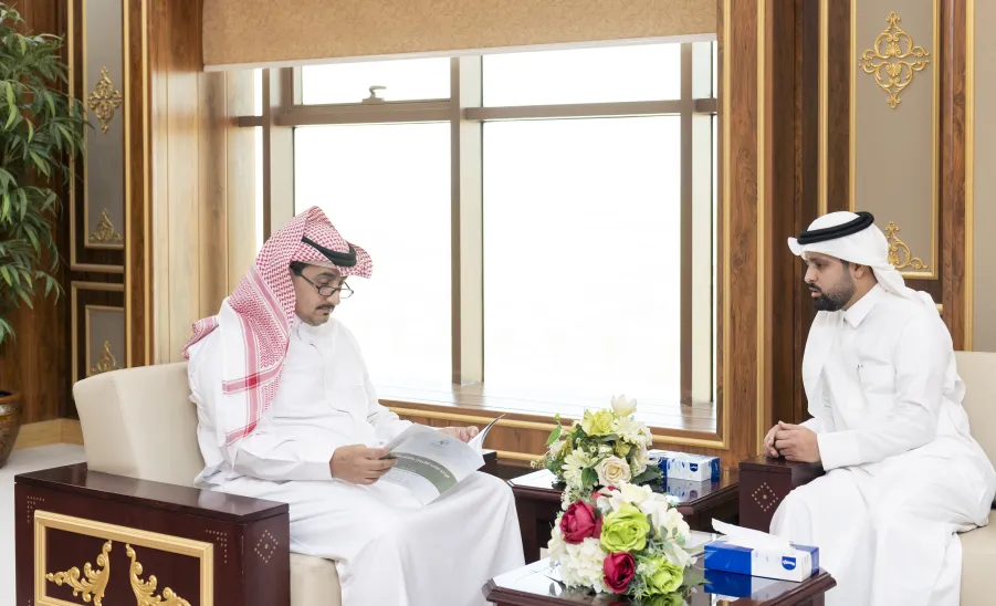 رئيس الجامعة يتسلم تقريراً عن إنجازات الإدارة العامة للمشروعات والتشغيل والصيانة - جامعة المجمعة