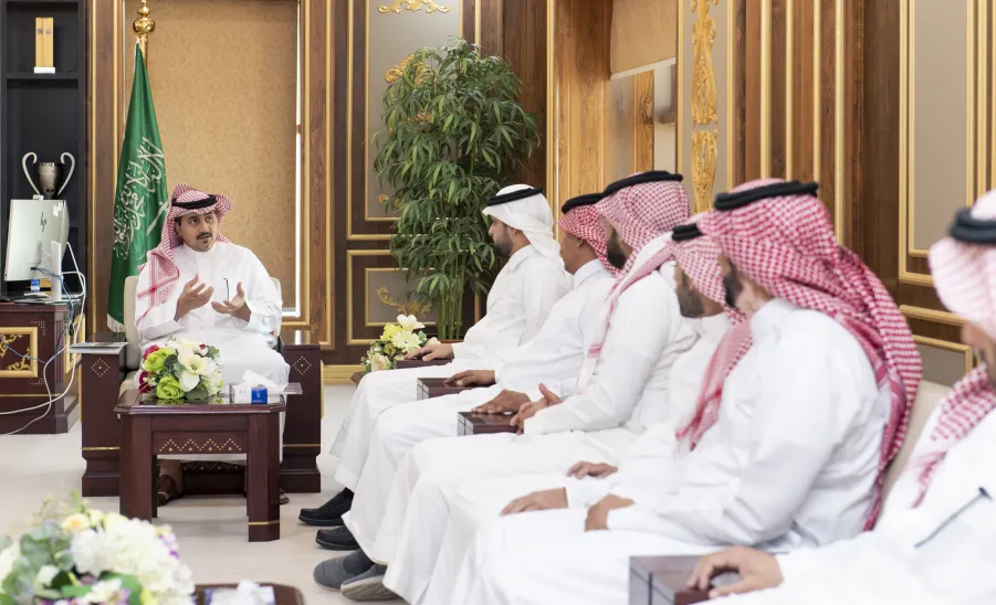 رئيس الجامعة يتسلم تقريراً عن إنجازات الإدارة العامة للمشروعات والتشغيل والصيانة - جامعة المجمعة