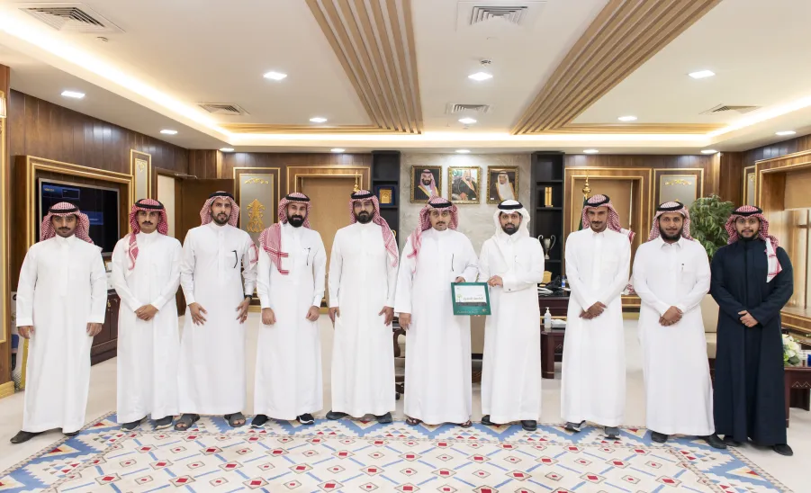 رئيس الجامعة يستقبل فريق مبادرة الجامعة الخضراء -  جامعة المجمعة