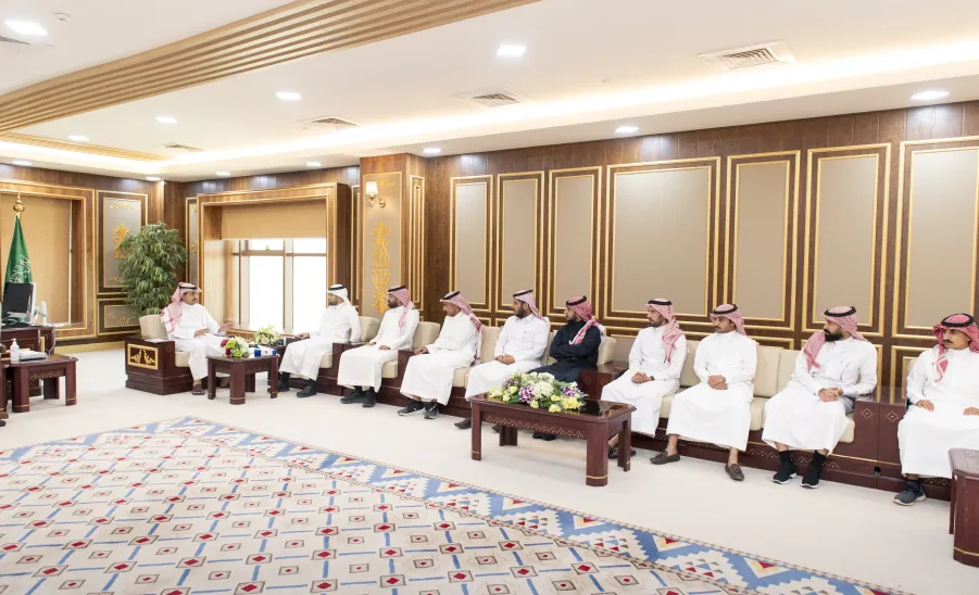 رئيس الجامعة يستقبل فريق مبادرة الجامعة الخضراء -  جامعة المجمعة