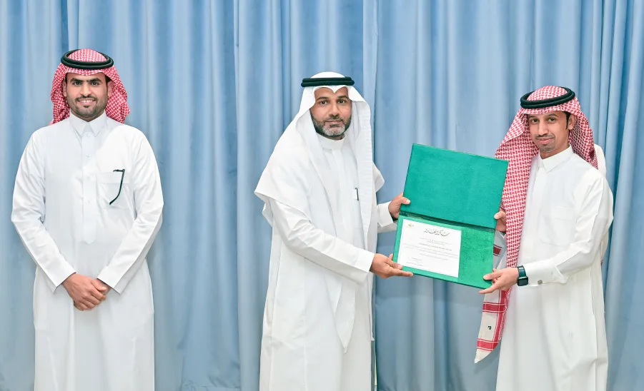 وكيل الجامعة للدراسات العليا والبحث العلمي يكرم المشاركين والمنظمين في مؤتمر السكتة الدماغية - #