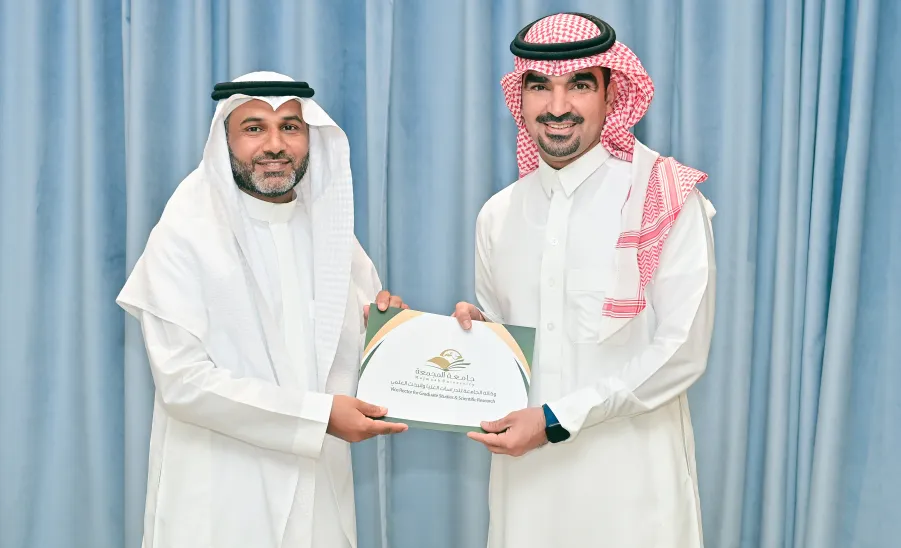 وكيل الجامعة للدراسات العليا والبحث العلمي يكرم المشاركين والمنظمين في مؤتمر السكتة الدماغية - #