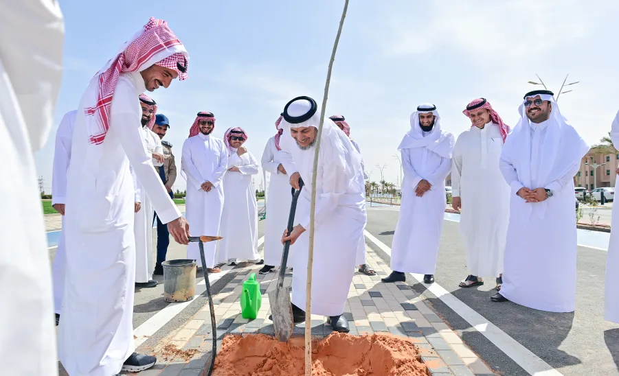 MU RECTOR LAUNCHES 2ND PHASE OF THE UNIVERSITY GREEN INITIATIVE -  جامعة المجمعة