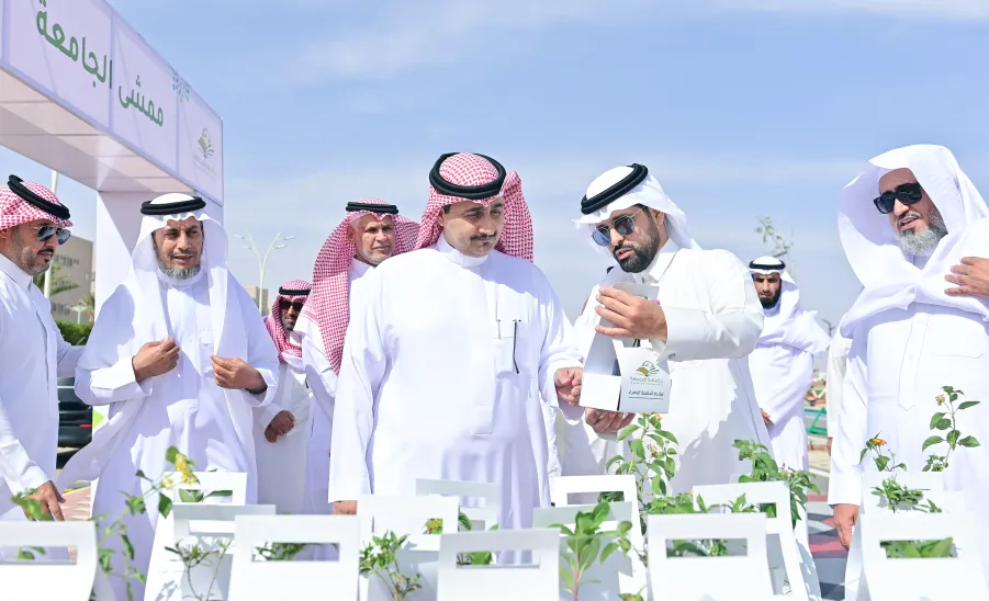 MU RECTOR LAUNCHES 2ND PHASE OF THE UNIVERSITY GREEN INITIATIVE -  جامعة المجمعة