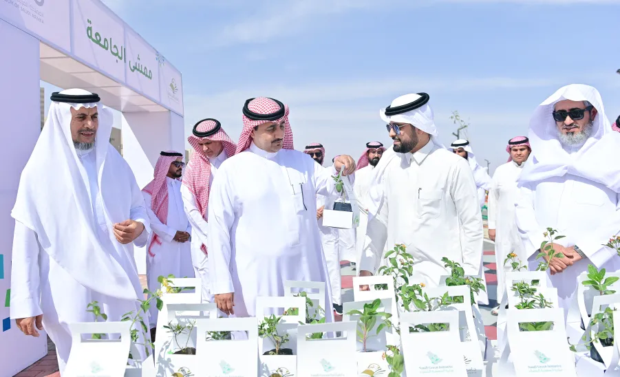MU RECTOR LAUNCHES 2ND PHASE OF THE UNIVERSITY GREEN INITIATIVE -  جامعة المجمعة