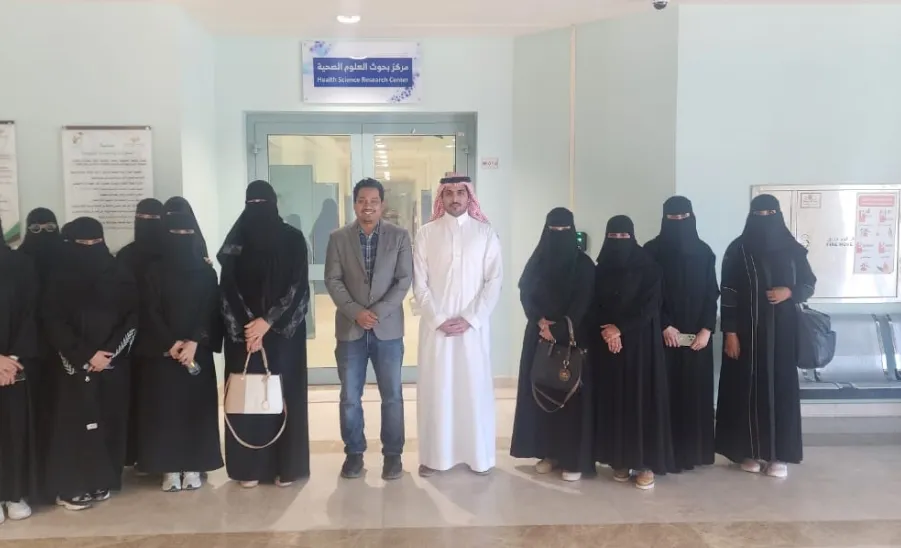 طالبات قسم الكيمياء بكلية العلوم في زيارة لمركز بحوث الكليات الصحية والأساسية - رقم4