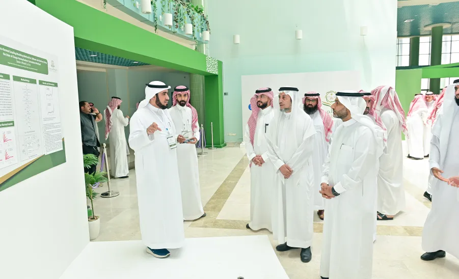 MU RECTOR SPONSORS THE ANNUAL RESEARCH FORUM -  جامعة المجمعة 