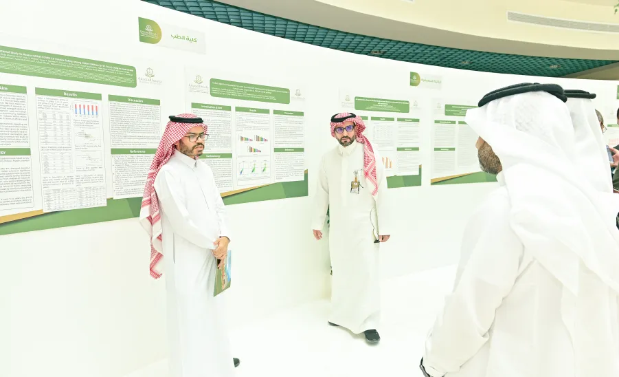MU RECTOR SPONSORS THE ANNUAL RESEARCH FORUM -  جامعة المجمعة 
