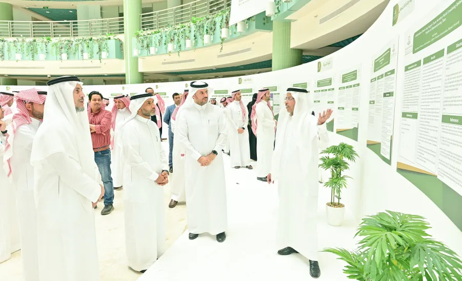 MU RECTOR SPONSORS THE ANNUAL RESEARCH FORUM -  جامعة المجمعة 