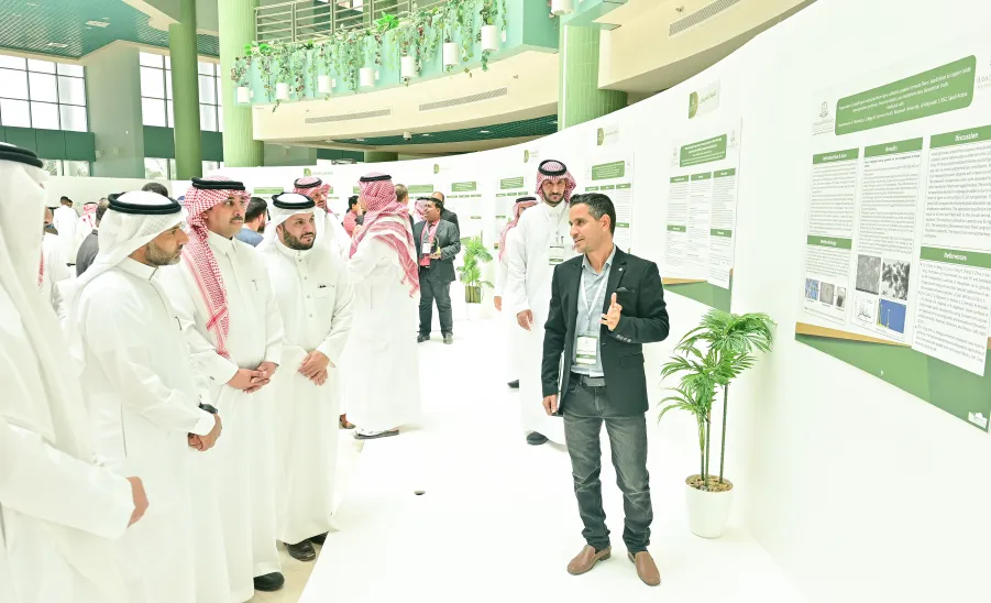 MU RECTOR SPONSORS THE ANNUAL RESEARCH FORUM -  جامعة المجمعة 