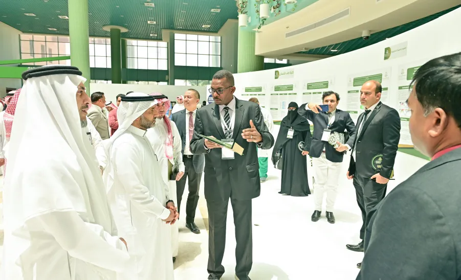 MU RECTOR SPONSORS THE ANNUAL RESEARCH FORUM -  جامعة المجمعة 