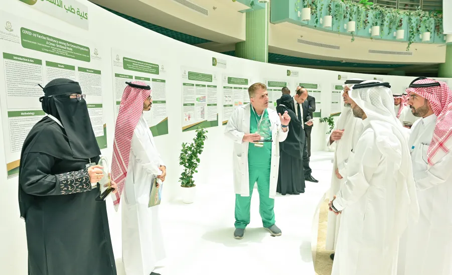 MU RECTOR SPONSORS THE ANNUAL RESEARCH FORUM -  جامعة المجمعة 