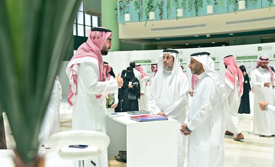 MU RECTOR SPONSORS THE ANNUAL RESEARCH FORUM -  جامعة المجمعة 