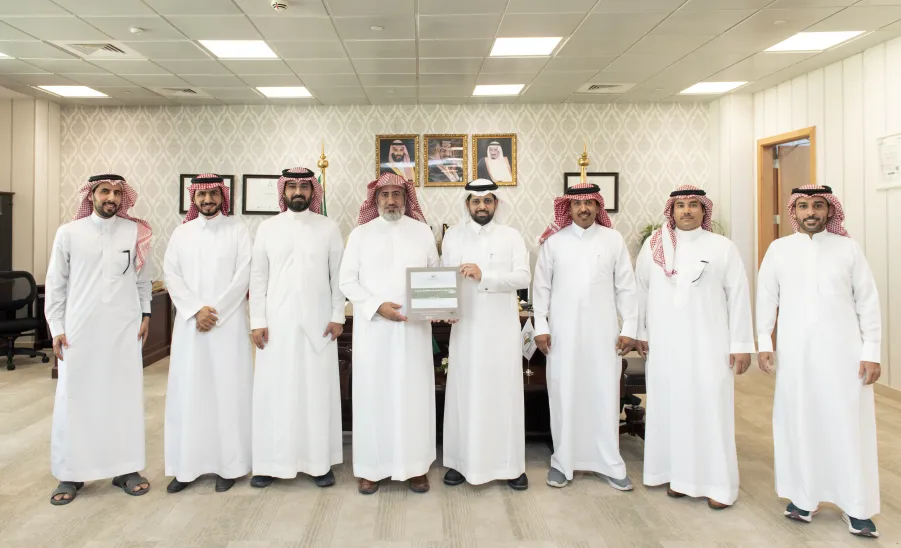 وكيل الجامعة للتنمية والاستثمار يتسلم تقريراً للادارة العامة للمشروعات والتشغيل والصيانة - وكيل الجامعة للتنمية والاستثمار يتسلم تقريراً للادارة العامة للمشروعات والتشغيل والصيانة