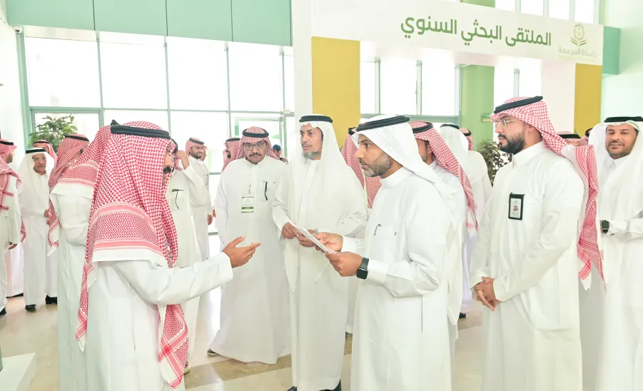 MU RECTOR SPONSORS THE ANNUAL RESEARCH FORUM -  جامعة المجمعة 