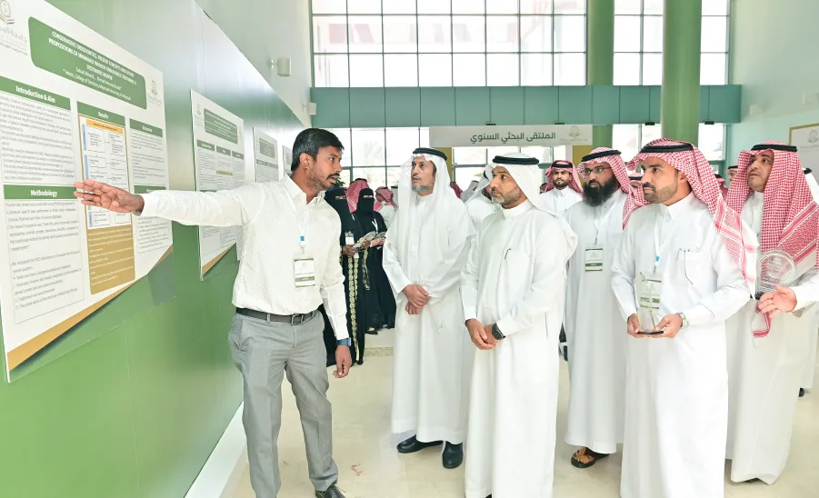 MU RECTOR SPONSORS THE ANNUAL RESEARCH FORUM -  جامعة المجمعة 