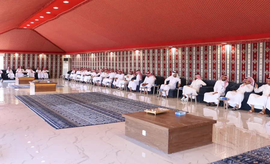 الإدارة تقيم لقاء معايدة لمنسوبيها  - معايدة