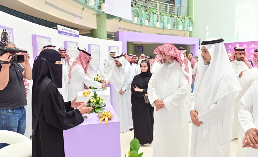 الجامعة تقيم حفل ختام الأنشطة للعام 1445هـ وتكريم الطلبة الفائزين في الملتقى الطلابي السادس للموهبة والإبداع - جامعة المجمعة 