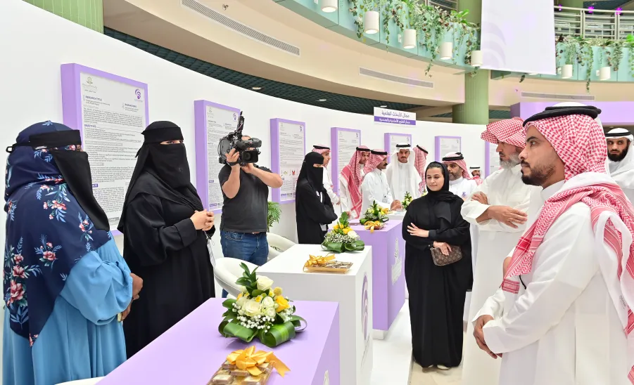 الجامعة تقيم حفل ختام الأنشطة للعام 1445هـ وتكريم الطلبة الفائزين في الملتقى الطلابي السادس للموهبة والإبداع - جامعة المجمعة 
