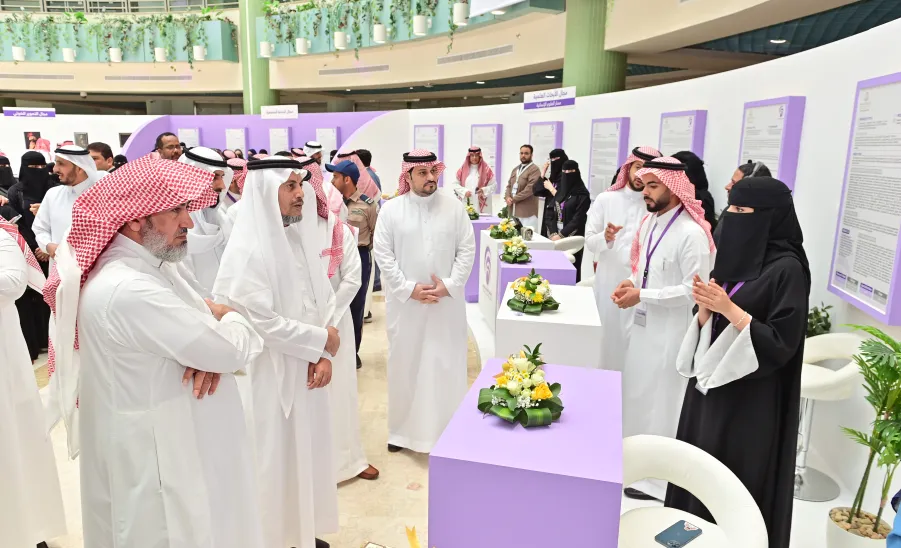 الجامعة تقيم حفل ختام الأنشطة للعام 1445هـ وتكريم الطلبة الفائزين في الملتقى الطلابي السادس للموهبة والإبداع - جامعة المجمعة 