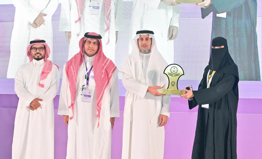 الجامعة تقيم حفل ختام الأنشطة للعام 1445هـ وتكريم الطلبة الفائزين في الملتقى الطلابي السادس للموهبة والإبداع - جامعة المجمعة 
