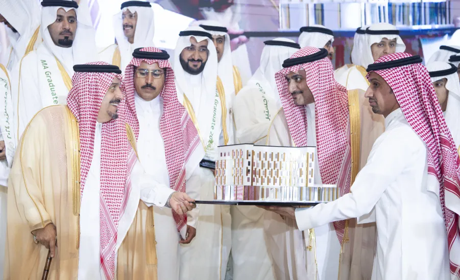  برعاية صاحب السمو الملكي الأمير فيصل بن بندر بن عبدالعزيز آل سعود - أمير منطقة الرياض – الجامعة تقيم حفل تخريج الدفعة الخامسة عشرة من طلابها - جامعة المجمعة 