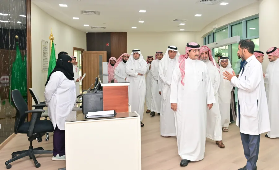 رئيس الجامعة يدشن المركز الطبي الجامعي  - جامعة المجمعة 
