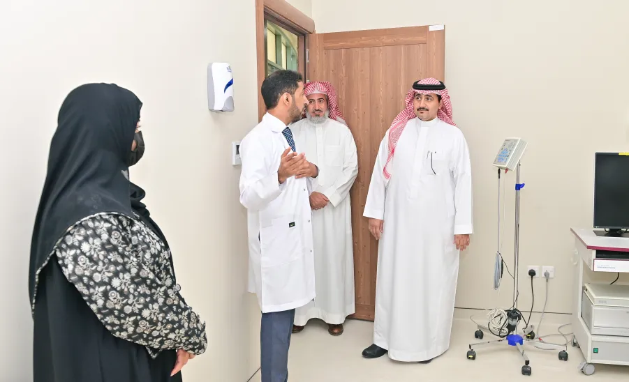 رئيس الجامعة يدشن المركز الطبي الجامعي  - جامعة المجمعة 