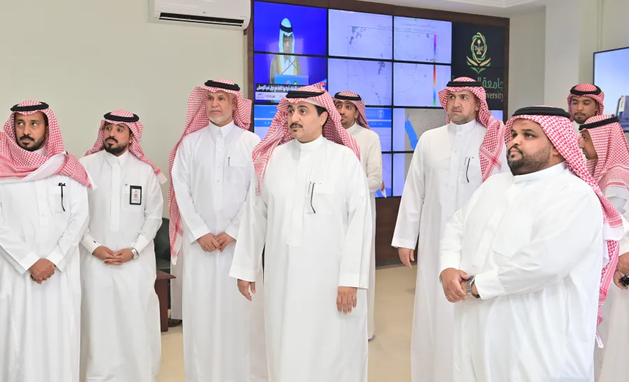 رئيس الجامعة يقوم بزيارة تفقدية للإدارة العامة للخدمات  - جامعة المجمعة