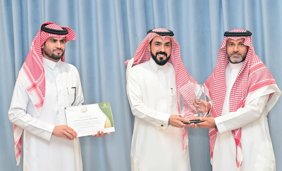 وكيل الجامعة للدراسات العليا والبحث العلمي يكرم عدد من منسوبي الجامعة الحاصلين على جوائز علمية  -  جامعة المجمعة 
