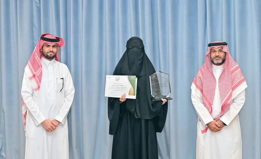 وكيل الجامعة للدراسات العليا والبحث العلمي يكرم عدد من منسوبي الجامعة الحاصلين على جوائز علمية  -  جامعة المجمعة 